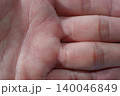 40代男性の手のひらのクローズアップ。手相や皮膚のキメ、年齢肌の質感を捉えたパーツ素材 140046849