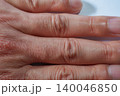 40代男性の手甲と指の関節の接写。手荒れや乾燥肌、男性の労働を象徴するパーツ素材 140046850