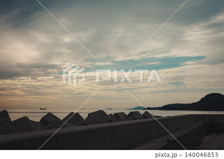 朝焼けに染まる海 朝焼けに染まる海 140046853