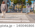 都会の横断歩道を渡る歩行者の後ろ姿。日常のライフスタイルや日本の街並みを表現するスナップ素材 140046866