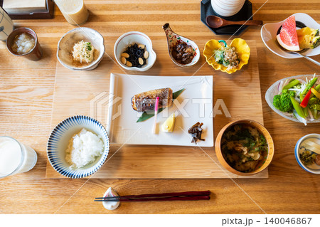 日本の伝統的な朝食の和食御膳 日本の伝統的な朝食の和食御膳 140046867