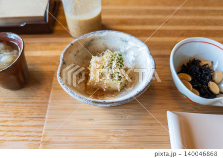 薬味と鰹節が乗った冷奴の小鉢 薬味と鰹節が乗った冷奴の小鉢 140046868