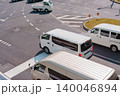 都会の交差点を走行する白いトラックとミニバン。日本の交通インフラや物流・配送の日常風景 140046894
