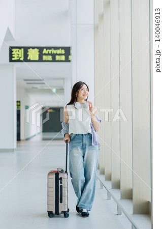 空港に到着した若い女性　「撮影協力：神戸空港（UKB）」 140046913