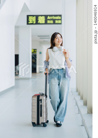 空港に到着した若い女性 「撮影協力:神戸空港(UKB)」 空港に到着した若い女性 「撮影協力:神戸空港(UKB)」 140046914