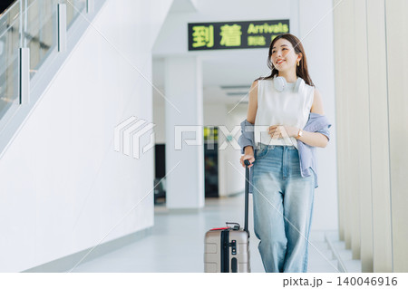 空港に到着した若い女性　「撮影協力：神戸空港（UKB）」 140046916