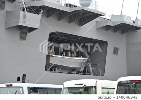 七月、大阪天保山に停泊中の護衛艦いずも 七月、大阪天保山に停泊中の護衛艦いずも 140046948