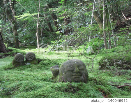 七月、京都三千院の苔むすお地蔵さん 140046952