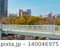 青空に映える都会のビル群とミントグリーンの歩道橋。近代的な都市インフラと住みやすい街並み風景 140046975