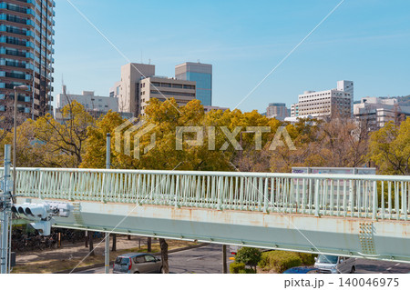 青空に映える都会のビル群とミントグリーンの歩道橋。近代的な都市インフラと住みやすい街並み風景 青空に映える都会のビル群とミントグリーンの歩道橋。近代的な都市インフラと住みやすい街並み風景 140046975