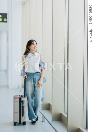 空港に到着した若い女性 「撮影協力:神戸空港(UKB)」 空港に到着した若い女性 「撮影協力:神戸空港(UKB)」 140046980