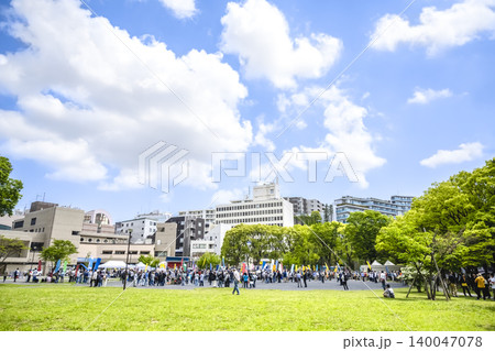 沢渡中央公園の青空と芝生広場の風景 140047078