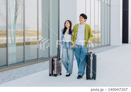 旅行に出かける夫婦　「撮影協力：神戸空港（UKB）」 140047207