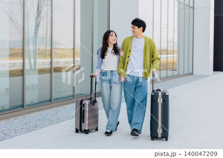 旅行に出かける夫婦　「撮影協力：神戸空港（UKB）」 140047209
