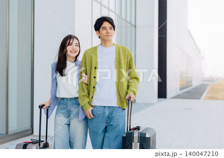 旅行に出かける夫婦　「撮影協力：神戸空港（UKB）」 140047210