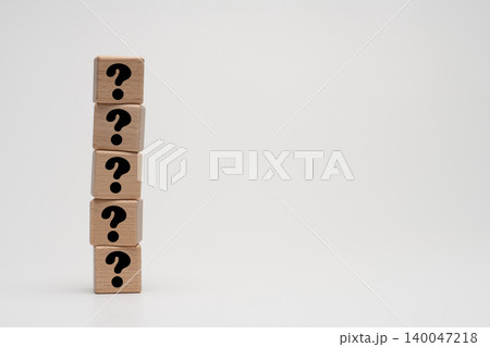 積み上がる課題の積み木とコピースペース 積み上がる課題の積み木とコピースペース 140047218