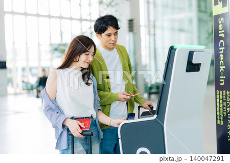 空港でセルフチェックインをするカップル　「撮影協力：神戸空港（UKB）」 140047291