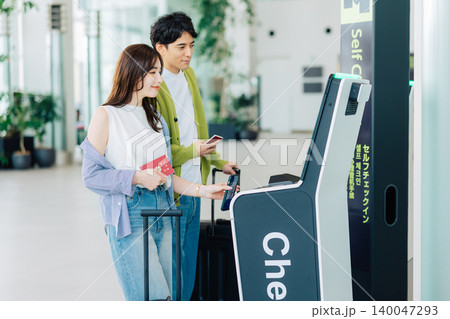 空港でセルフチェックインをするカップル 「撮影協力:神戸空港(UKB)」 空港でセルフチェックインをするカップル 「撮影協力:神戸空港(UKB)」 140047293