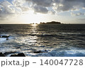 宮崎県日南市猪崎鼻公園キャンプ場から望む日向灘の七つ岩沖に昇る日出と押し寄せる波 140047728