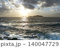 宮崎県日南市猪崎鼻公園キャンプ場から望む日向灘の七つ岩沖に昇る日出と押し寄せる波 140047729