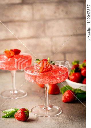 Strawberry cocktail in a glass 140047877