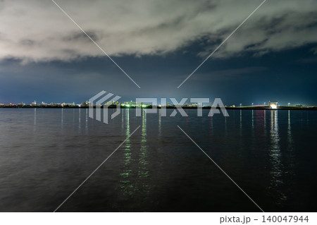 曇天の河口夜景 140047944