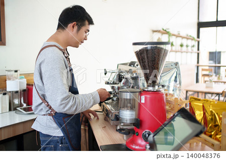 Barista Preparing Coffee For Cafe Business Beverage Service And Small Restaurant Operations Barista Preparing Coffee For Cafe Business Beverage Service And Small Restaurant Operations 140048376