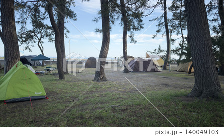 夏休みの海のキャンプ場林の中のテント風景 夏休みの海のキャンプ場林の中のテント風景 140049103