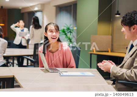 オフィスで1on1ミーティングをする社員 オフィスで1on1ミーティングをする社員 140049613