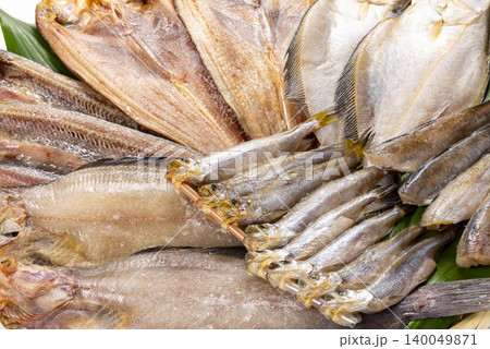 市場で並ぶ新鮮な干し魚、塩漬けの海産物を使った料理素材 市場で並ぶ新鮮な干し魚、塩漬けの海産物を使った料理素材 140049871