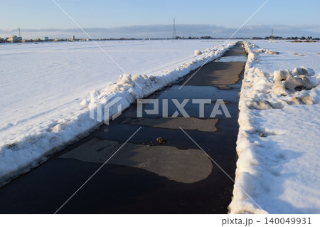 豪雪地方の除雪した道路 豪雪地方の除雪した道路 140049931