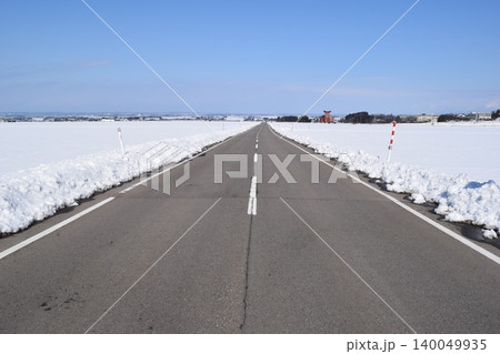 豪雪地方の除雪した道路 豪雪地方の除雪した道路 140049935