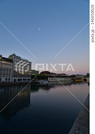 ジュネーヴのローヌ川沿いから望むレマン湖の朝焼け スイスの風景（2022年8月16日） 140050026