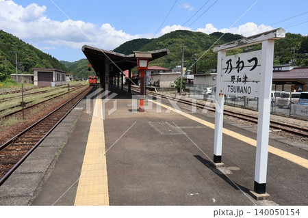 レトロな駅名標が立つ津和野駅(島根県鹿足郡津和野町後田) レトロな駅名標が立つ津和野駅(島根県鹿足郡津和野町後田) 140050154