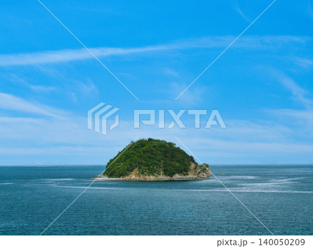 青い海と空に浮かぶ無人島 青い海と空に浮かぶ無人島 140050209