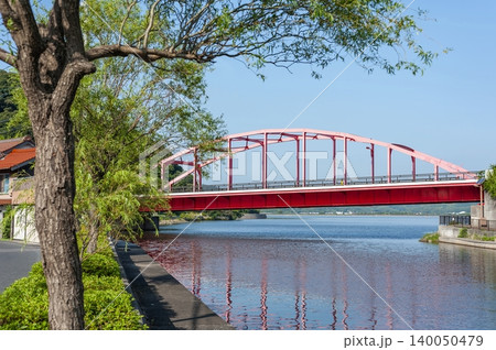 新加茂川の河口付近に架かる深浦橋と中海へと続く水辺の景観(鳥取県米子市) 新加茂川の河口付近に架かる深浦橋と中海へと続く水辺の景観(鳥取県米子市) 140050479