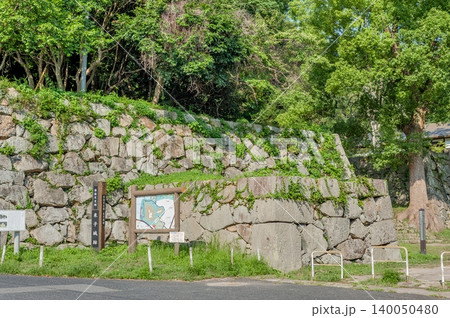 米子城跡の二の丸表御門跡に残る歴史ある石垣と案内板(鳥取県米子市) 米子城跡の二の丸表御門跡に残る歴史ある石垣と案内板(鳥取県米子市) 140050480