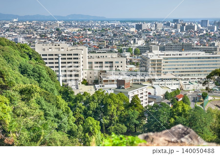 米子城跡の山頂から鳥取大学医学部附属病院と米子市街地を見下ろす大パノラマ(鳥取県米子市) 米子城跡の山頂から鳥取大学医学部附属病院と米子市街地を見下ろす大パノラマ(鳥取県米子市) 140050488