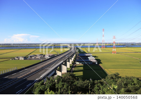 佐原パーキングエリア(上り)から見た夏の利根川方面の風景 佐原パーキングエリア(上り)から見た夏の利根川方面の風景 140050568