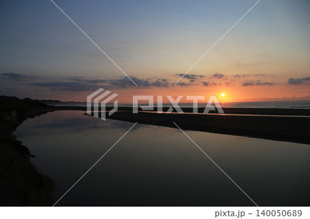 朝焼けの三島海岸(白子海岸) 朝焼けの三島海岸(白子海岸) 140050689