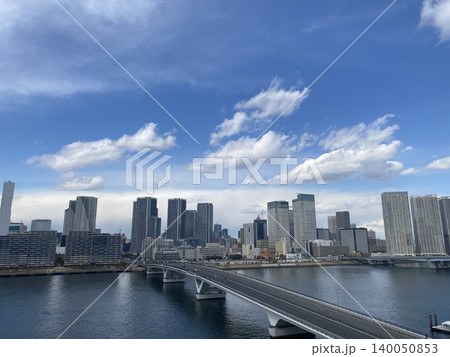 東京・豊洲から望むビル群と海 青空の都市風景 東京・豊洲から望むビル群と海 青空の都市風景 140050853