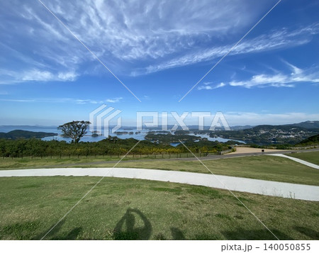 九十九島観光公園の展望風景 青い海と島々が広がる景観(佐世保市) 九十九島観光公園の展望風景 青い海と島々が広がる景観(佐世保市) 140050855