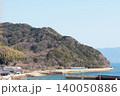 広島県竹原市の瀬戸内海沿いを走行する呉線の列車（冠崎公園からの眺望） 140050886