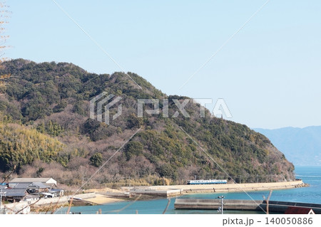 広島県竹原市の瀬戸内海沿いを走行する呉線の列車(冠崎公園からの眺望) 広島県竹原市の瀬戸内海沿いを走行する呉線の列車(冠崎公園からの眺望) 140050886