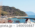 広島県竹原市の瀬戸内海沿いを走行する呉線の列車（冠崎公園からの眺望） 140050887