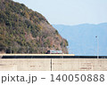 広島県竹原市の瀬戸内海沿いを走行する呉線の列車（冠崎公園からの眺望） 140050888