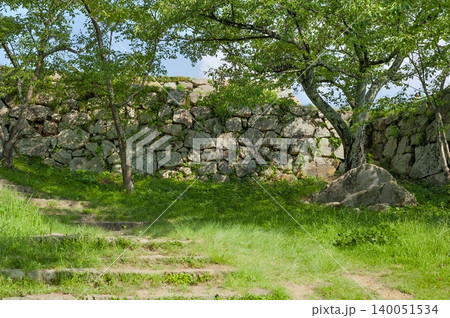 米子城跡の鉄御門跡へと続く石段と美しい野面積みの石垣風景(鳥取県米子市) 米子城跡の鉄御門跡へと続く石段と美しい野面積みの石垣風景(鳥取県米子市) 140051534