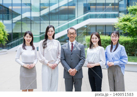 オフィスで働くビジネスウーマンと社長(集合・複数人・大人数・多人数) オフィスで働くビジネスウーマンと社長(集合・複数人・大人数・多人数) 140051583