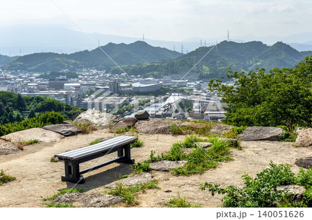 米子城跡の天守台から加茂川沿いの街並みと美しい山々を臨む絶景(鳥取県米子市) 米子城跡の天守台から加茂川沿いの街並みと美しい山々を臨む絶景(鳥取県米子市) 140051626