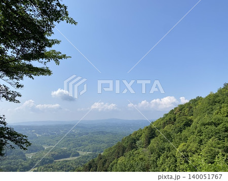 新緑の山々と青空が広がる高原のパノラマ風景 新緑の山々と青空が広がる高原のパノラマ風景 140051767